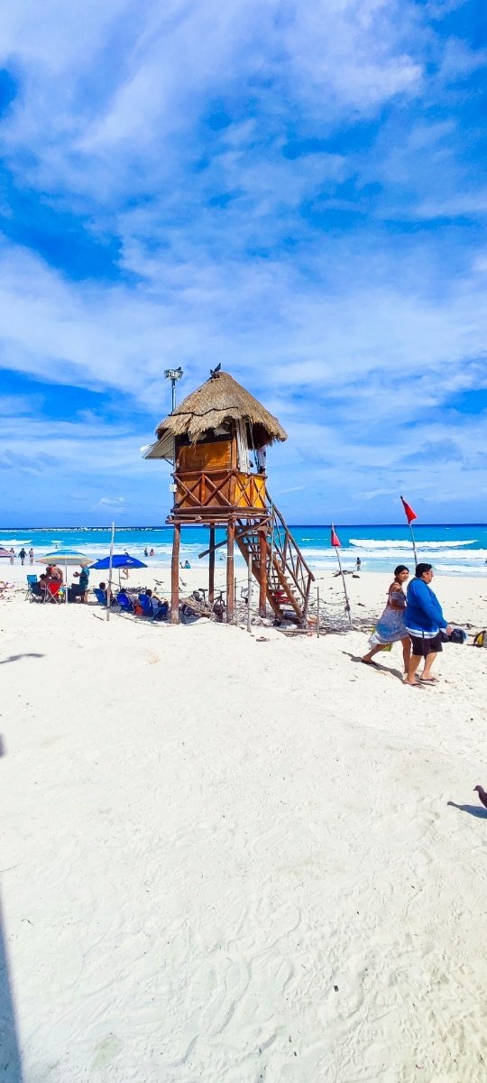 Torre de salvavidas vigilando las serenas aguas de Playa Gaviota Azul (Forum). © 2024 Castor Daniel Oregel Maldonado